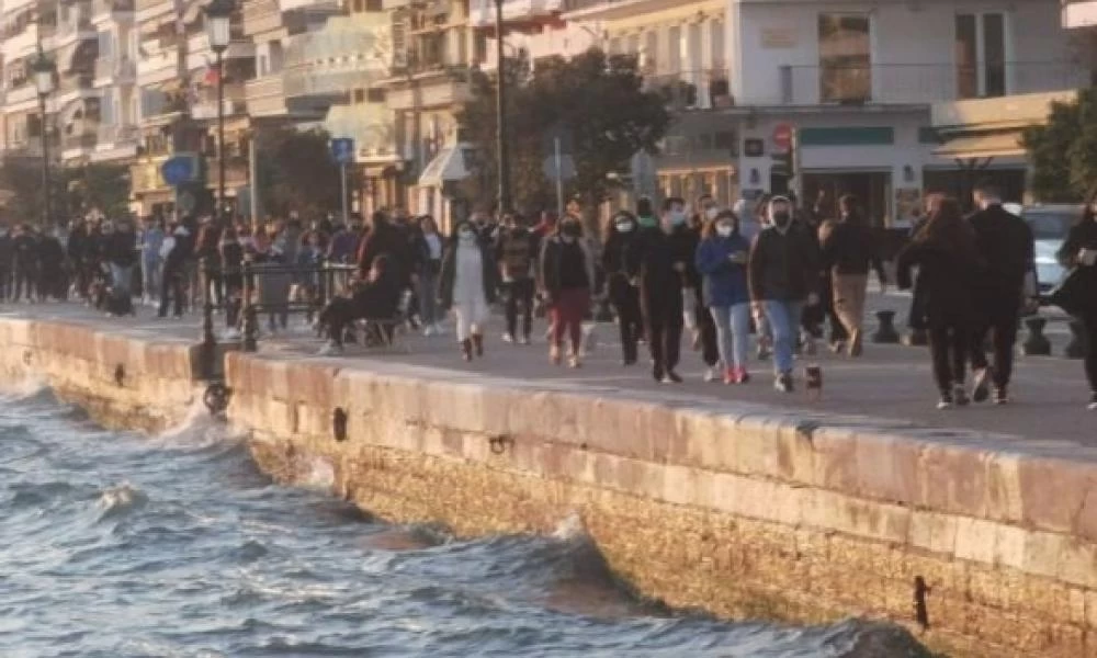 Συνωστισμός και πάλι στη Θεσσαλονίκη - «Πλημμύρισε» η Νέα Παραλία